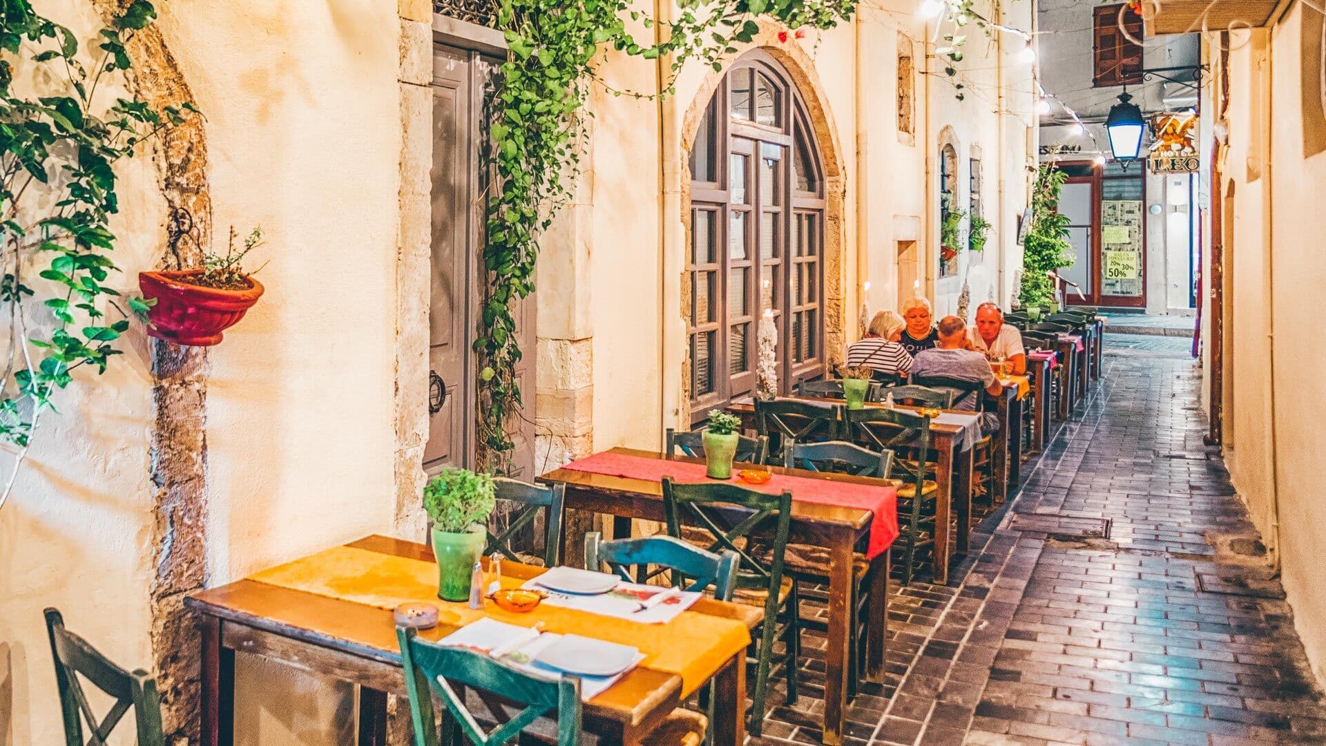 A taverna table in Rethymno